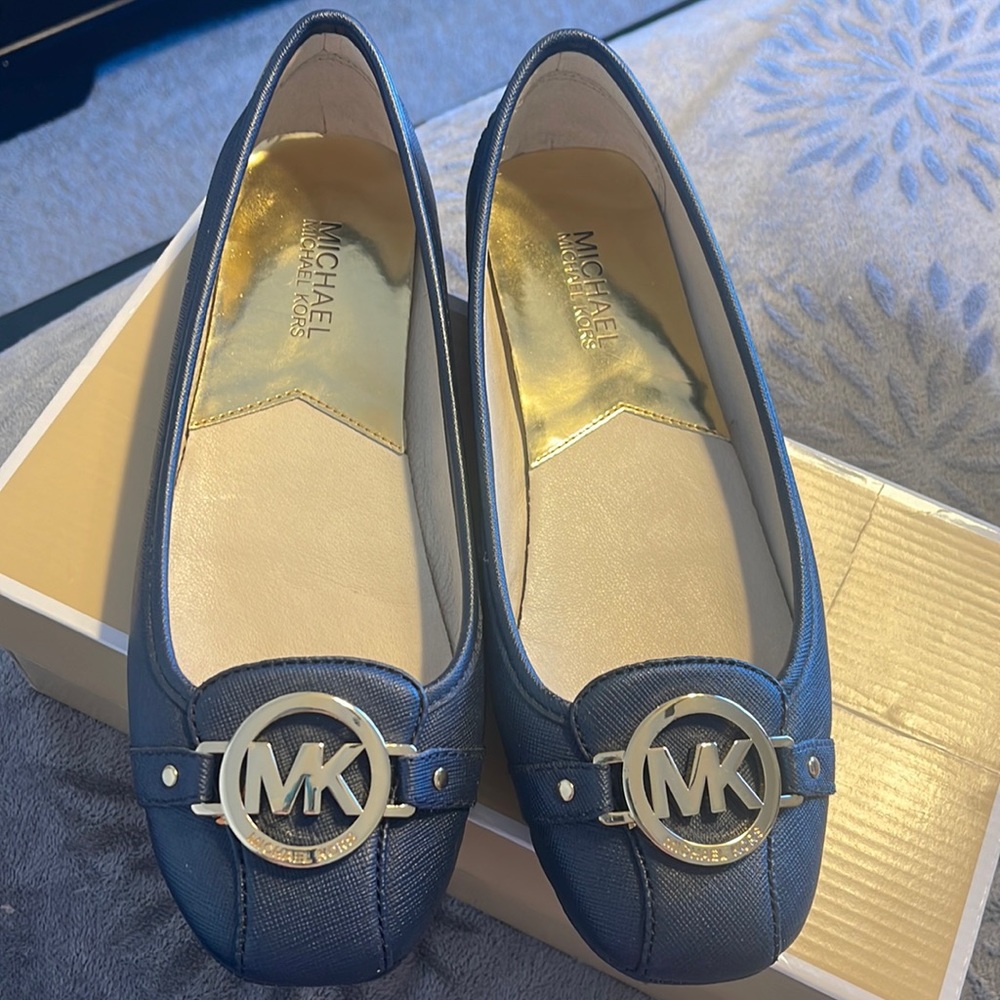 Never Worn! Michael Kors Navy Flats sz. 8